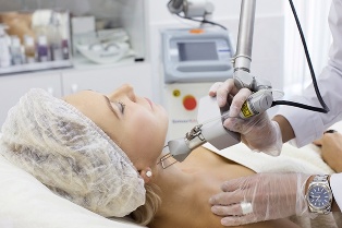 Cosmetologist rejuvenates the skin with laser